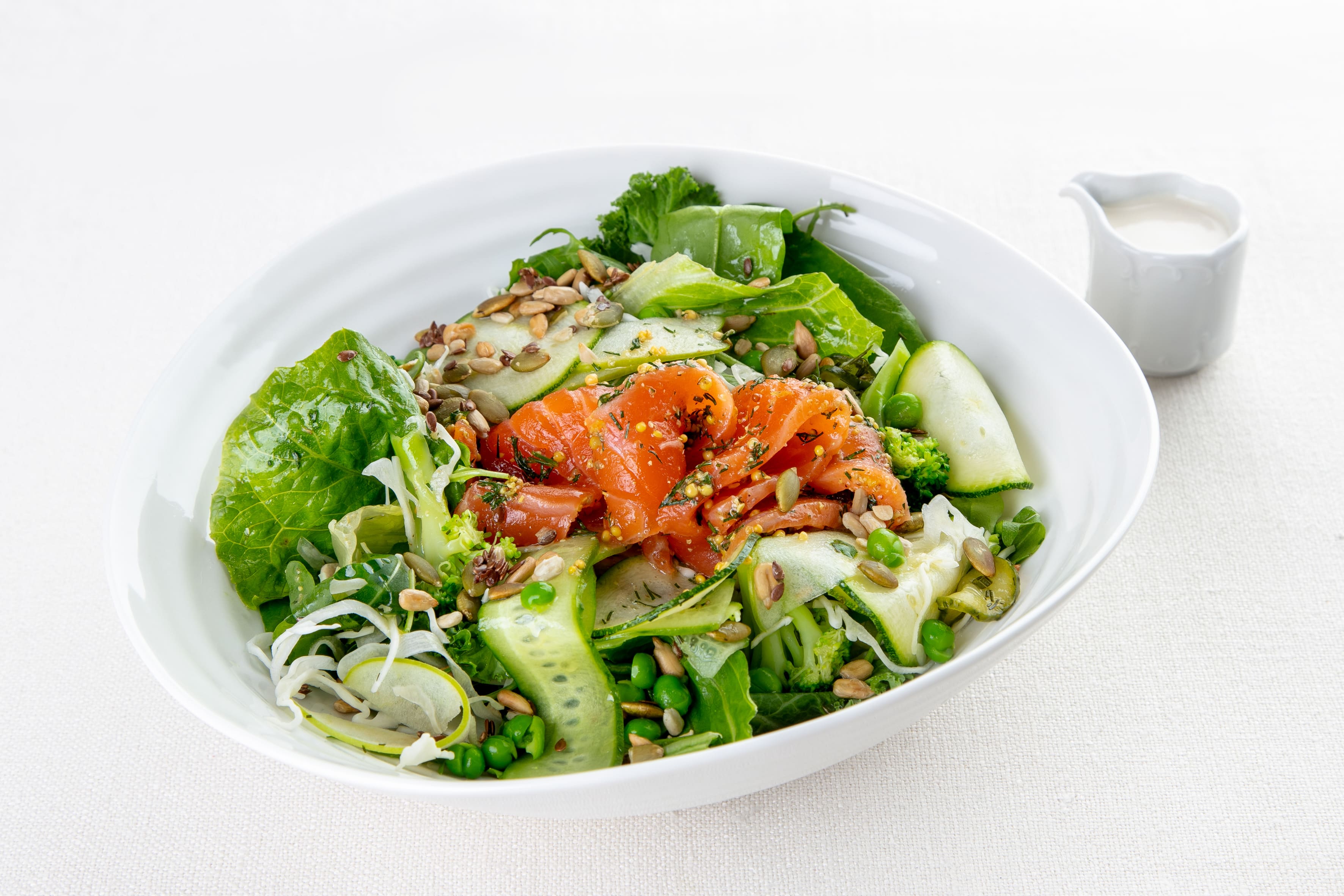 Зеленый салат с лососем гравлакс и заправкой из кешью и пармезана